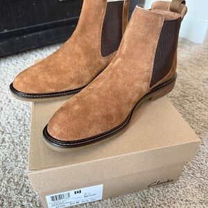 Clarks Clarkdale Hall Chelsea Boots – Cognac Suede – Size 9.5M